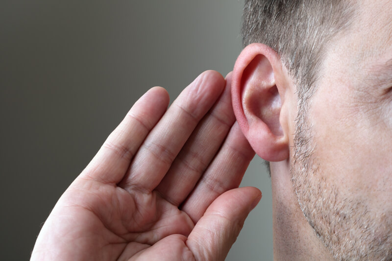 Pessoa ouvindo um segredo sobre treinamento de segurança do trabalho